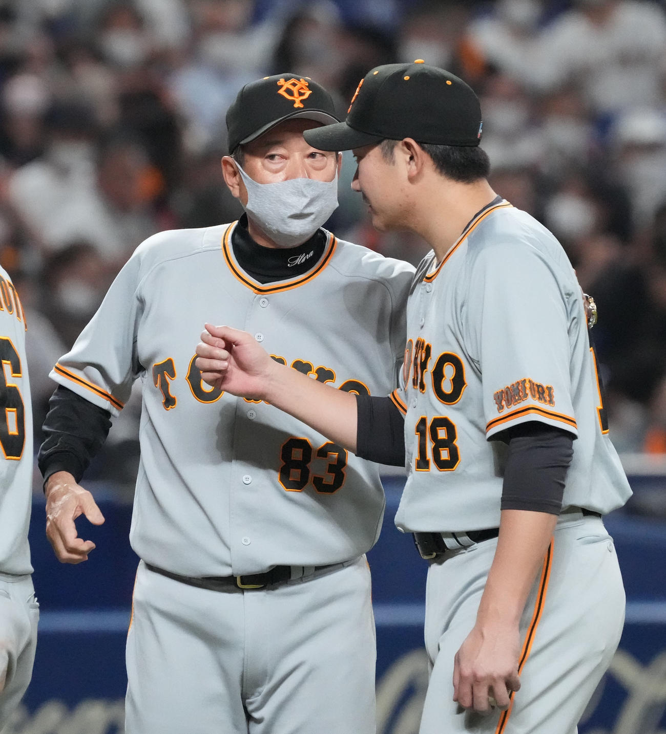 中日対巨人　試合終了、原監督（左）と言葉を交わす菅野（右）（撮影・森本幸一）