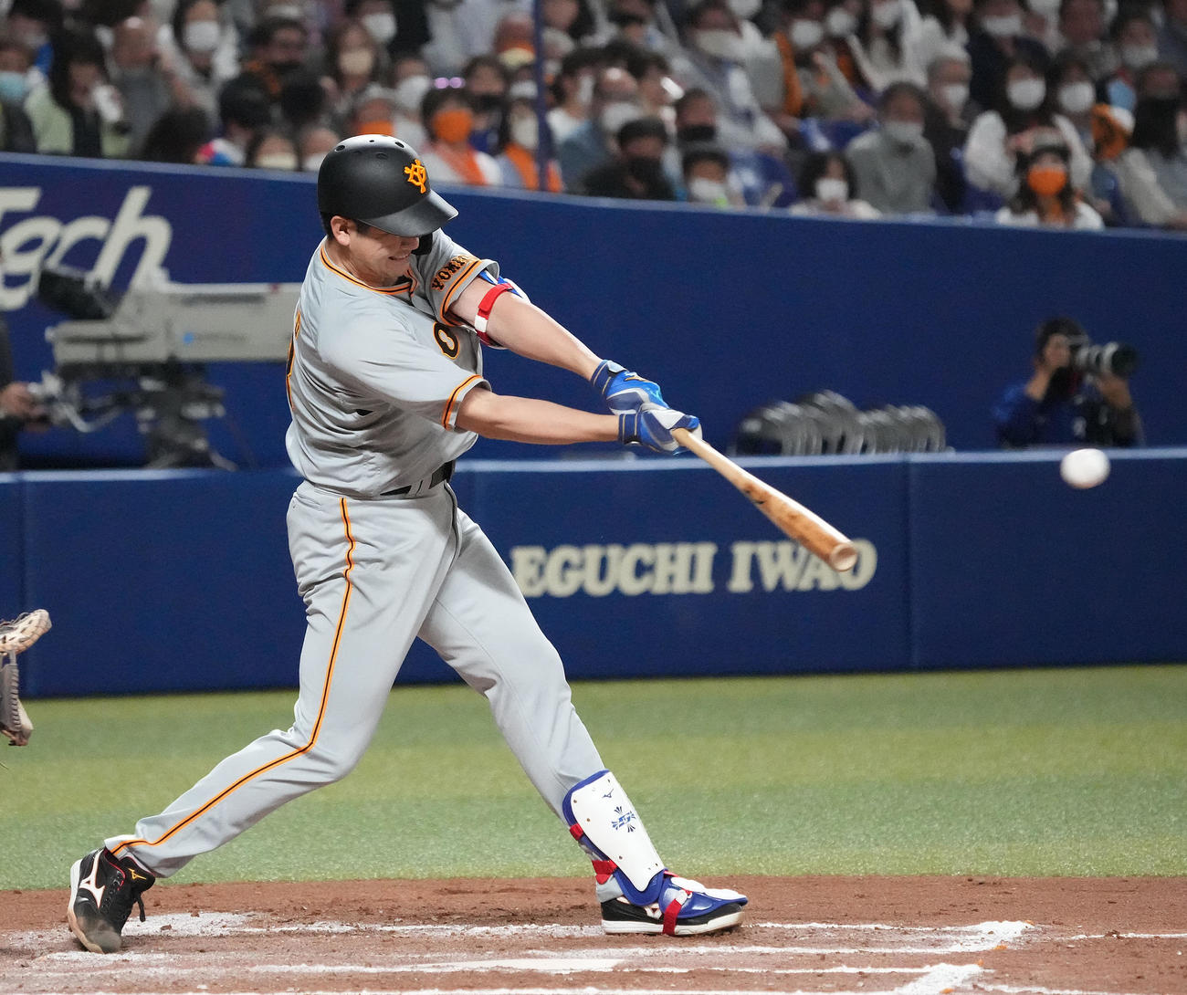 中日対巨人　6回表巨人2死一、三塁、中前適時打を放つ菅野（撮影・森本幸一）