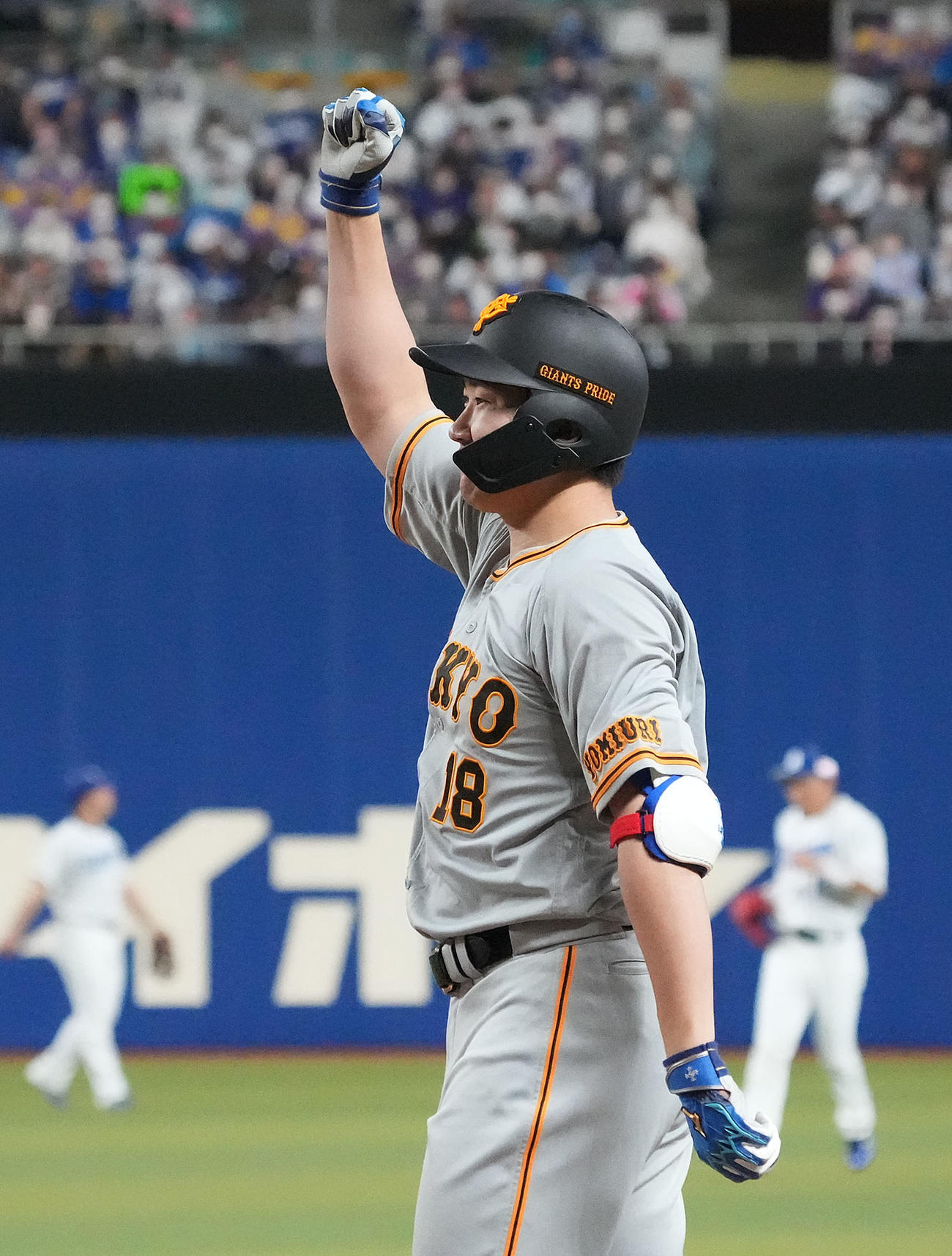 中日対巨人　6回表巨人2死一、三塁、中前適時打を放った菅野（撮影・森本幸一）