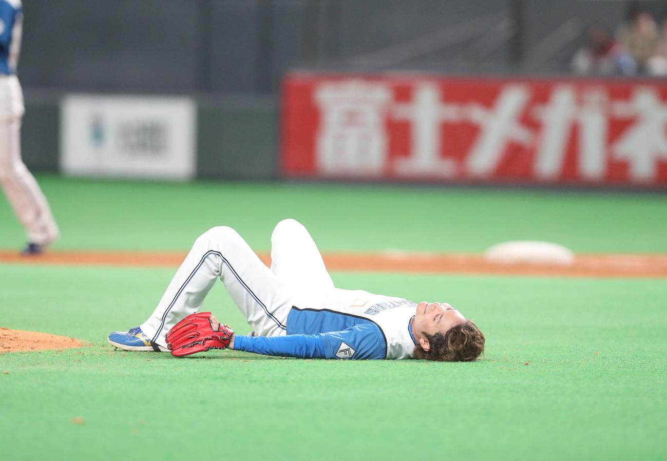 日本ハム対ソフトバンク　5回表ソフトバンク2死一塁、牧原大の投ゴロをアウトにし笑顔の伊藤（撮影・黒川智章）