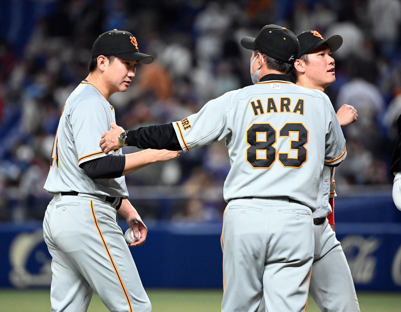 中日対巨人　原辰徳監督（右）に労いを受ける巨人菅野智之（撮影・たえ見朱実）