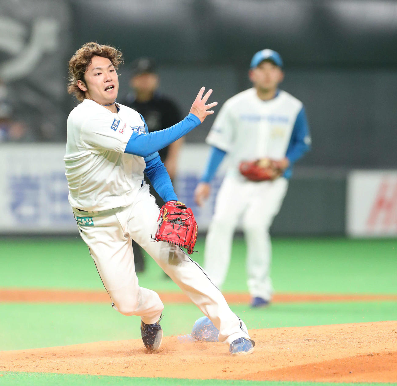 日本ハム対ソフトバンク　5回表ソフトバンク2死一塁、牧原大（左手前）の打球をグラブで弾き一塁に送球する伊藤（撮影・佐藤翔太）