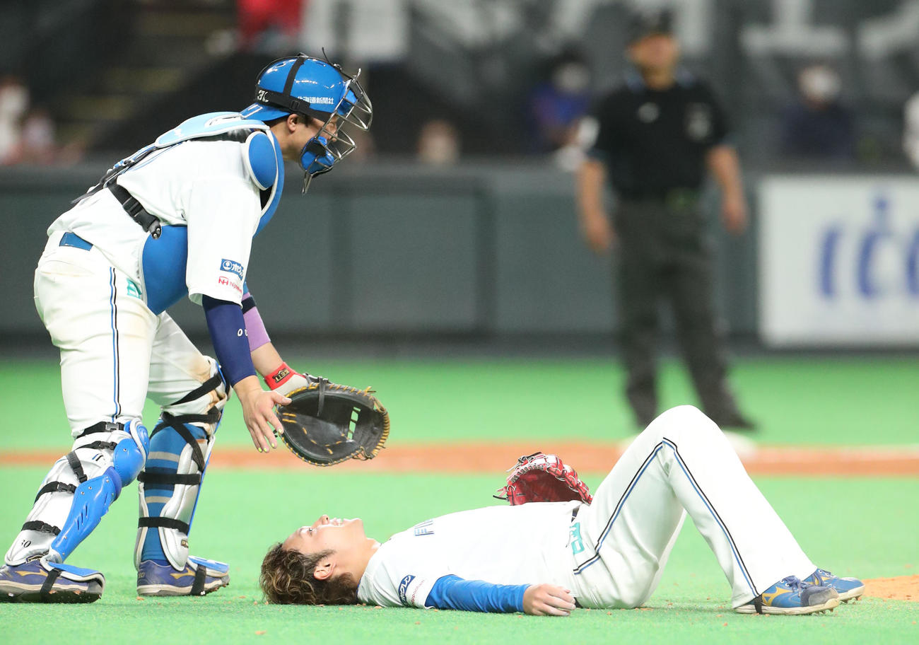 日本ハム対ソフトバンク　5回表ソフトバンク2死一塁、体勢を崩しその場に倒れる伊藤（撮影・佐藤翔太）