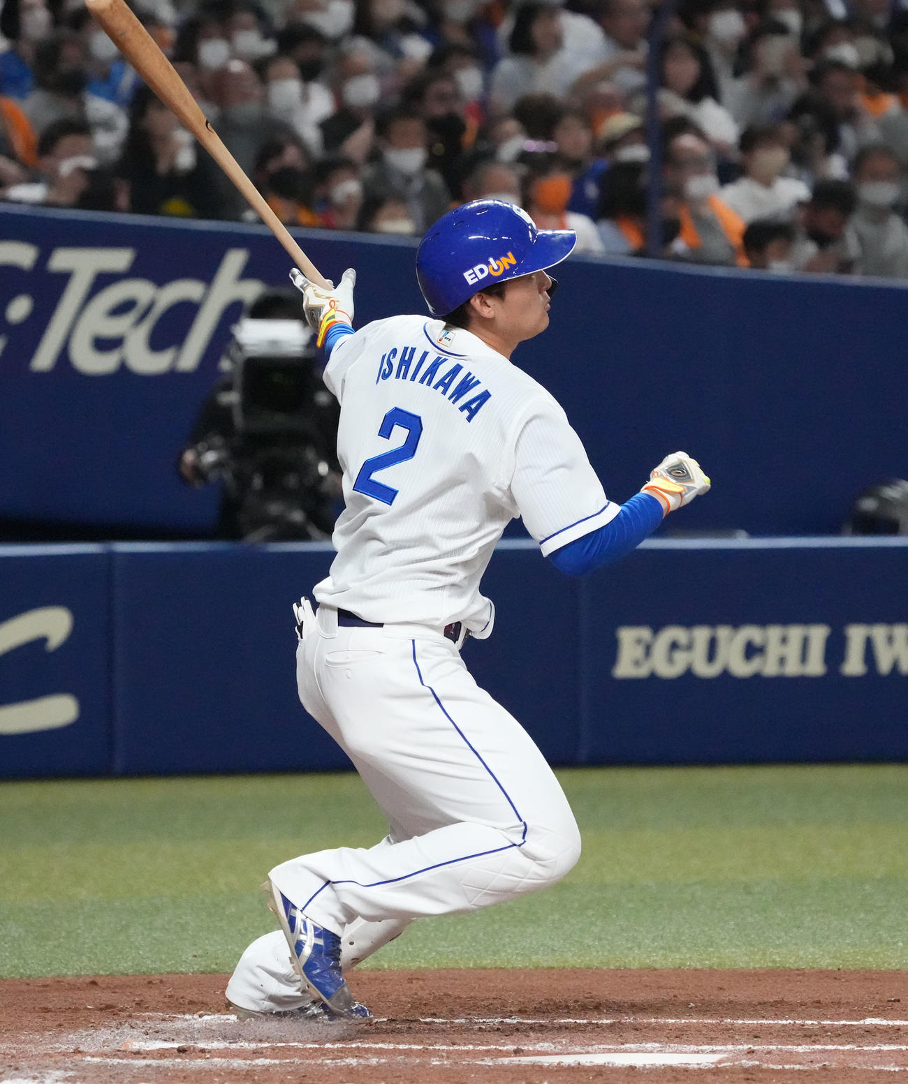 中日対巨人　2回裏中日無死、左中間へ本塁打を放つ石川昂（撮影・森本幸一）