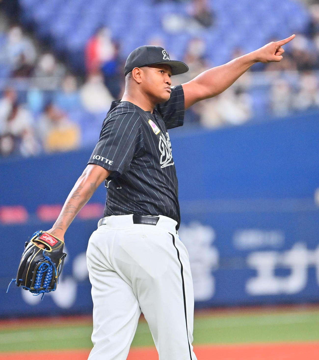 オリックス対ロッテ　6回裏オリックス1死、福田の打球を処理した中村をたたえるエンニー・ロメロ（撮影・和賀正仁）