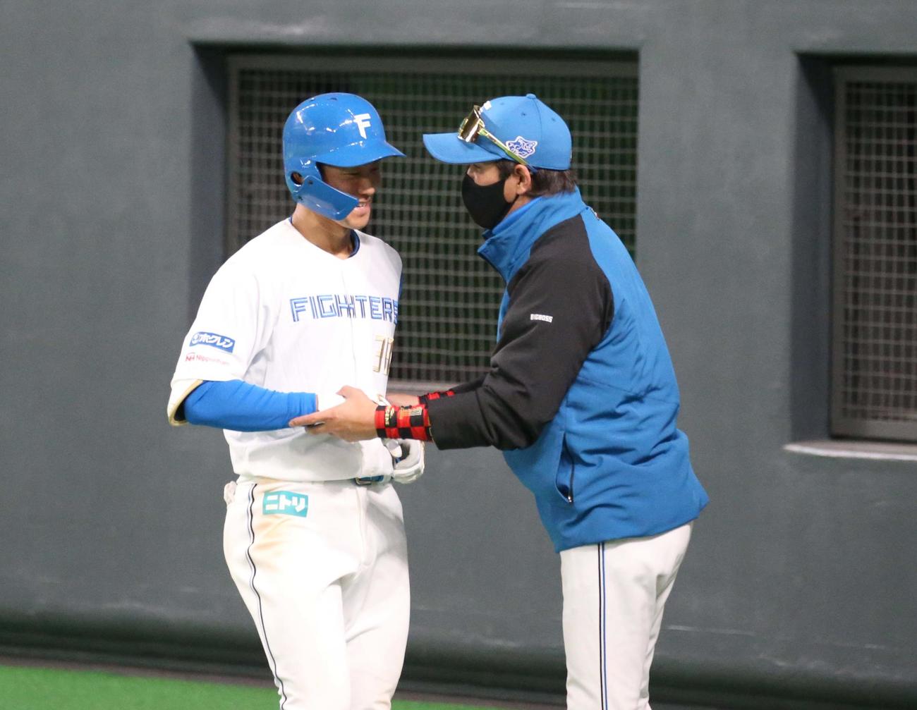日本ハム対ソフトバンク　6回裏、2点本塁打を放った石井を出迎える新庄監督（撮影・黒川智章）