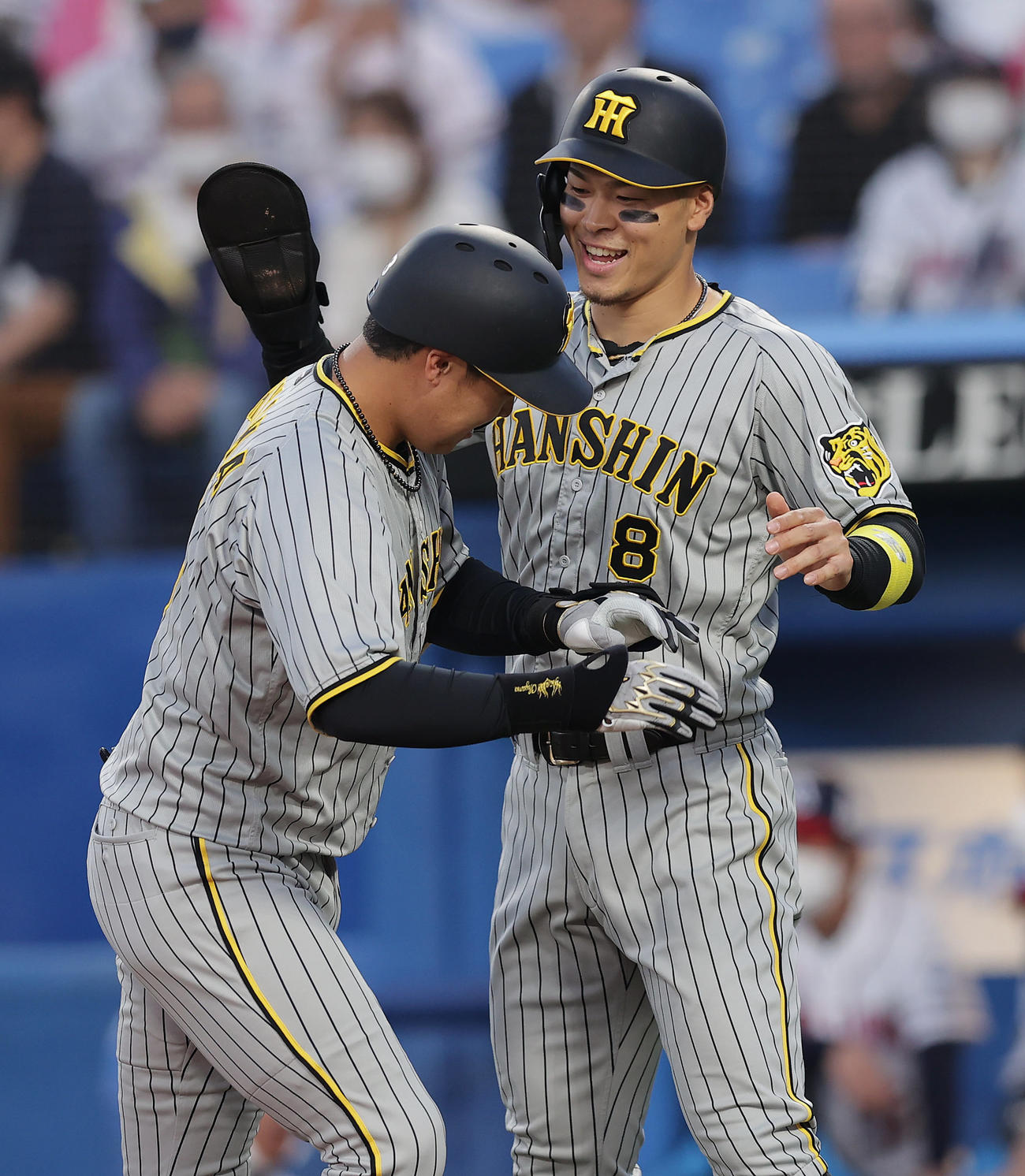 ヤクルト対阪神　1回表阪神2死二塁、左中間へ先制2点本塁打を放ち、佐藤輝（右）に迎えられる大山（撮影・前田充）