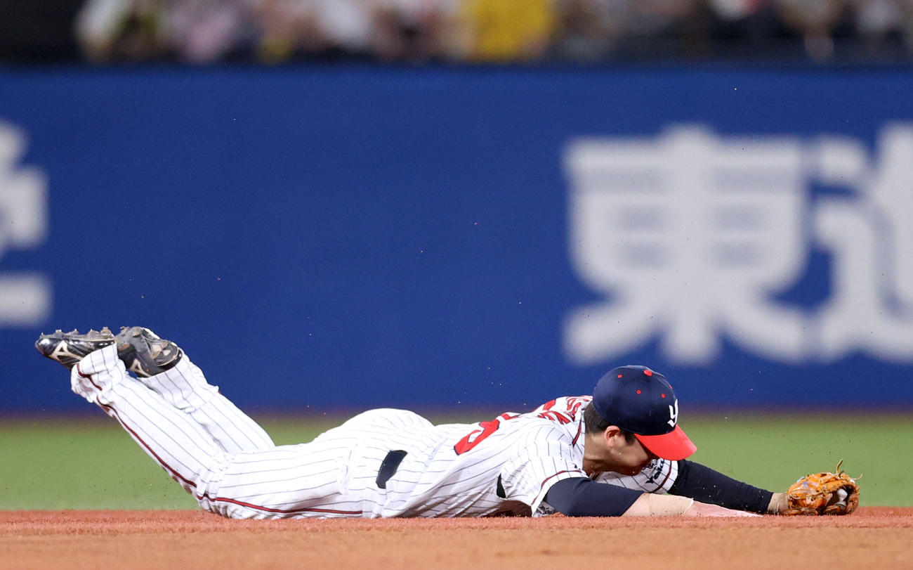 ヤクルト対阪神　6回表阪神無死、阪神近本の遊直を好捕するヤクルト長岡（撮影・狩俣裕三）