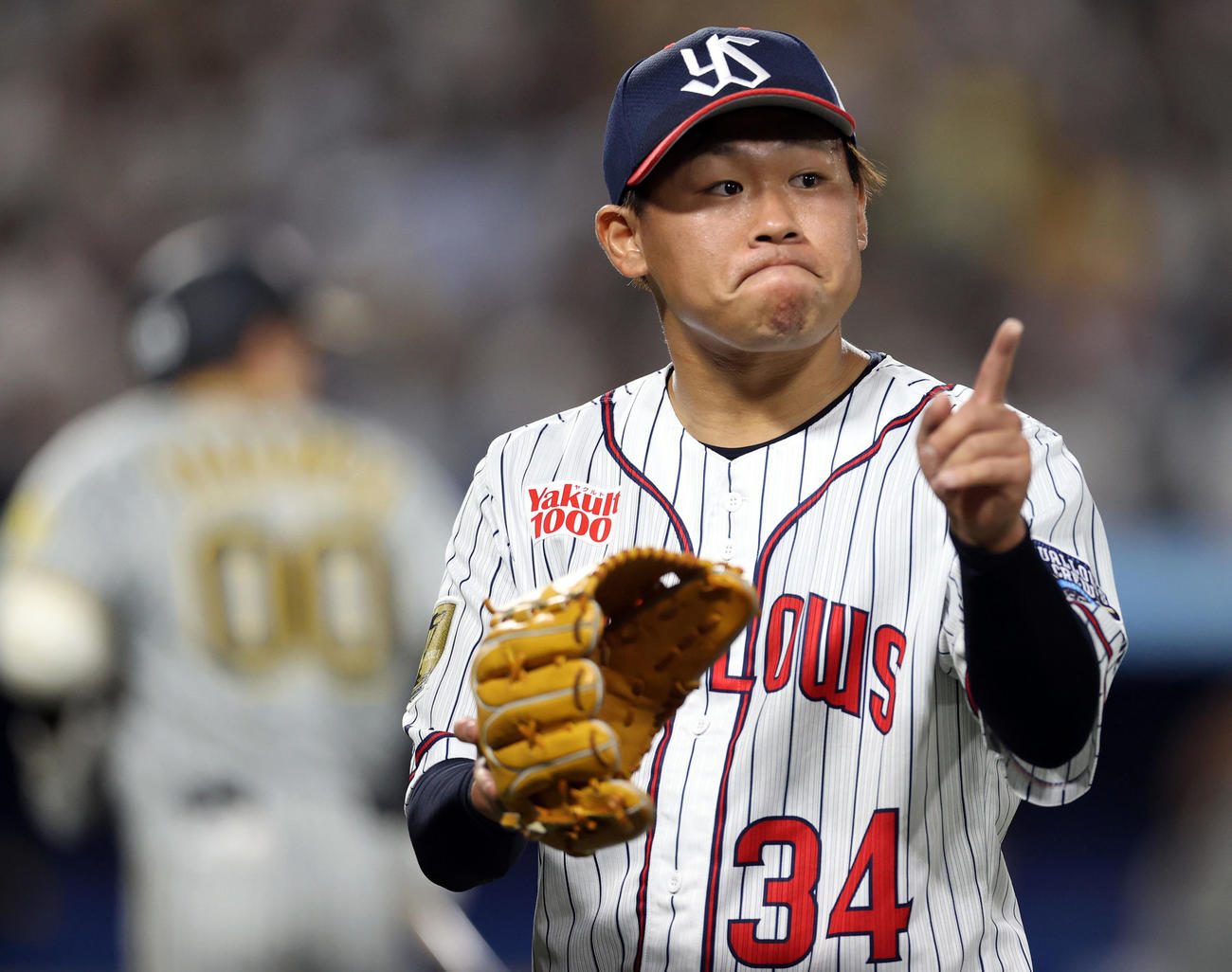 ヤクルト対阪神　8回表阪神2死、代打山本を遊ゴロに打ち取り、ポーズを決めるヤクルト3番手の田口（撮影・狩俣裕三）