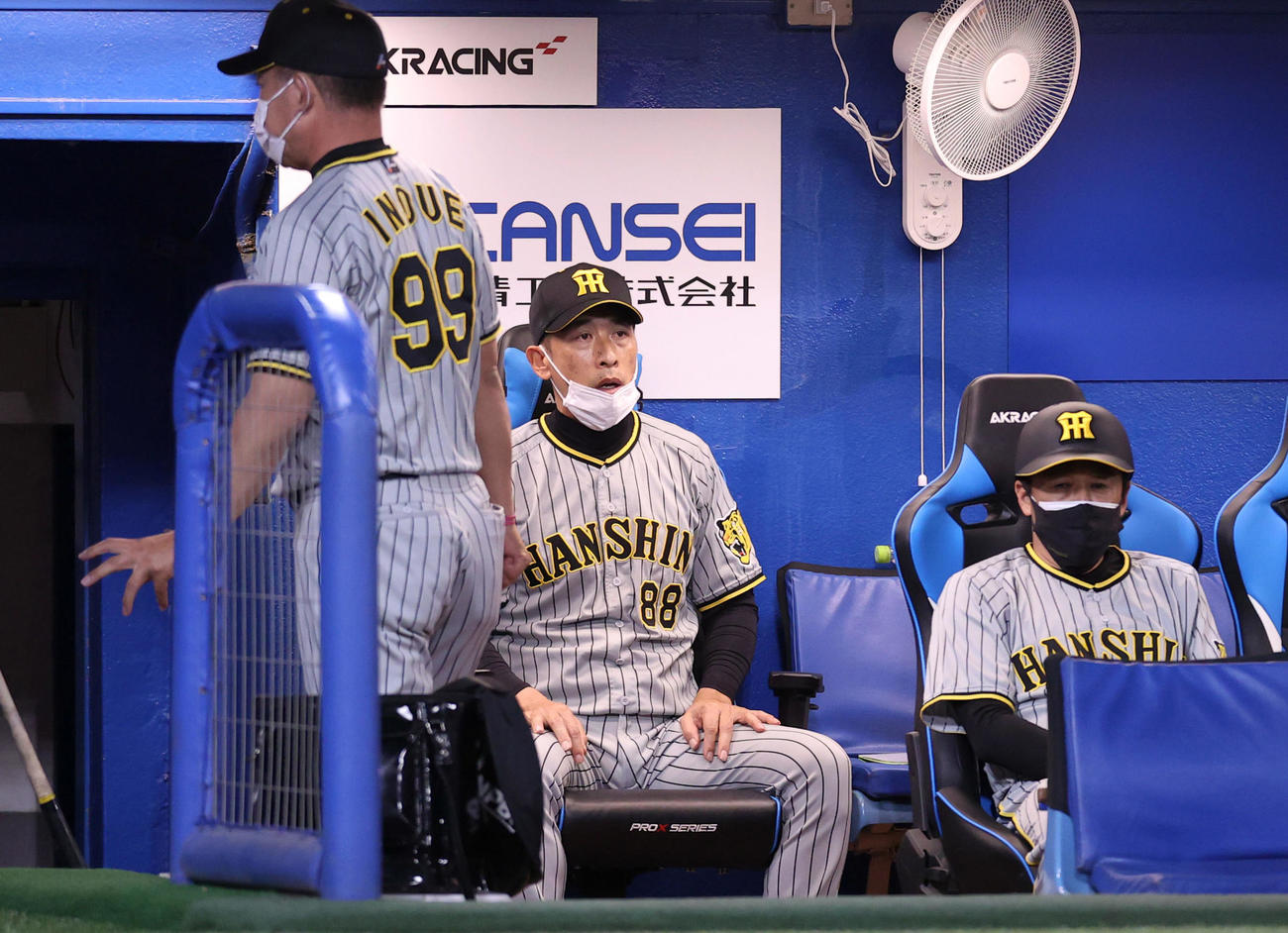 ヤクルト対阪神　9回表、グラウンドを見つめる阪神矢野監督（中央）（撮影・狩俣裕三）