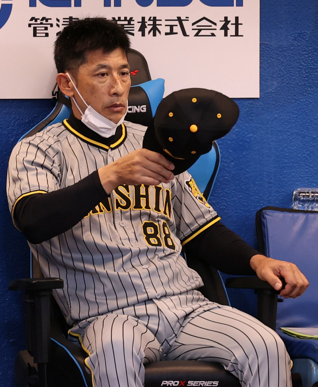 ヤクルト対阪神　試合前、キャップを被りなおす阪神矢野監督（撮影・狩俣裕三）