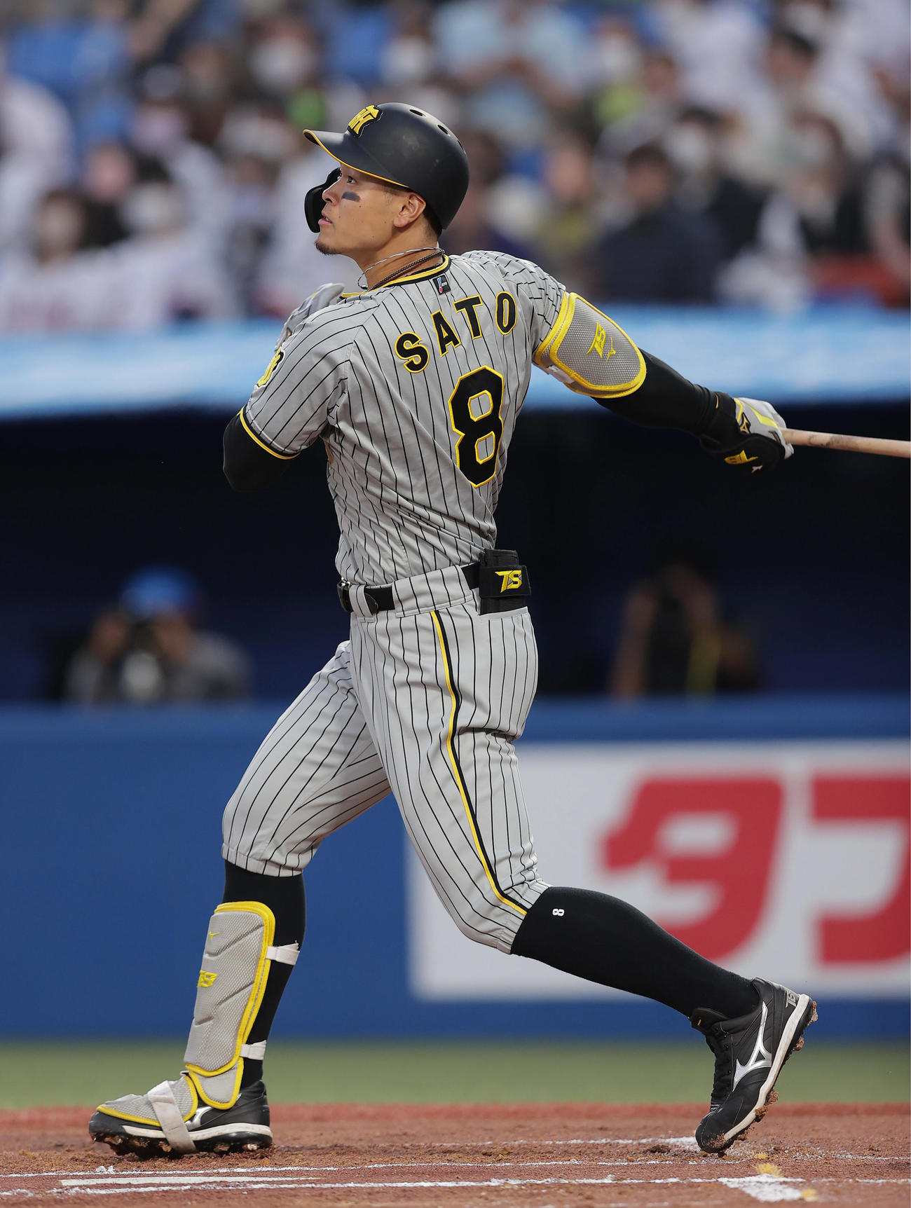 ヤクルト対阪神　1回表阪神1死一塁、左前打を放つ佐藤輝（撮影・前田充）