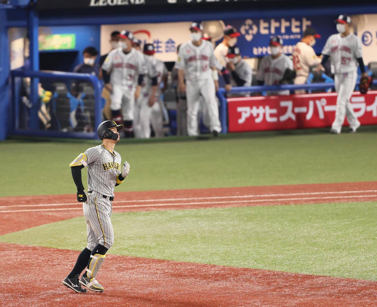 ヤクルト対阪神3回表阪神2死、右飛に倒れた佐藤輝（撮影・足立雅史）