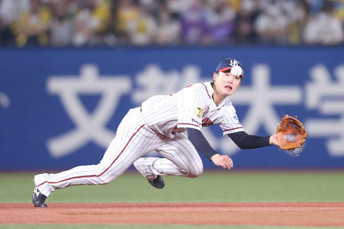 ヤクルト対阪神　6回表阪神無死、阪神近本の遊直を好捕するヤクルト長岡（撮影・狩俣裕三）