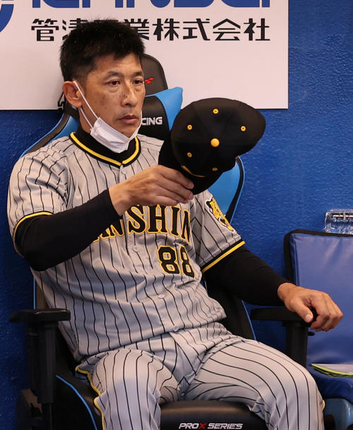 ヤクルト対阪神　試合前、キャップを被りなおす阪神矢野監督（撮影・狩俣裕三）