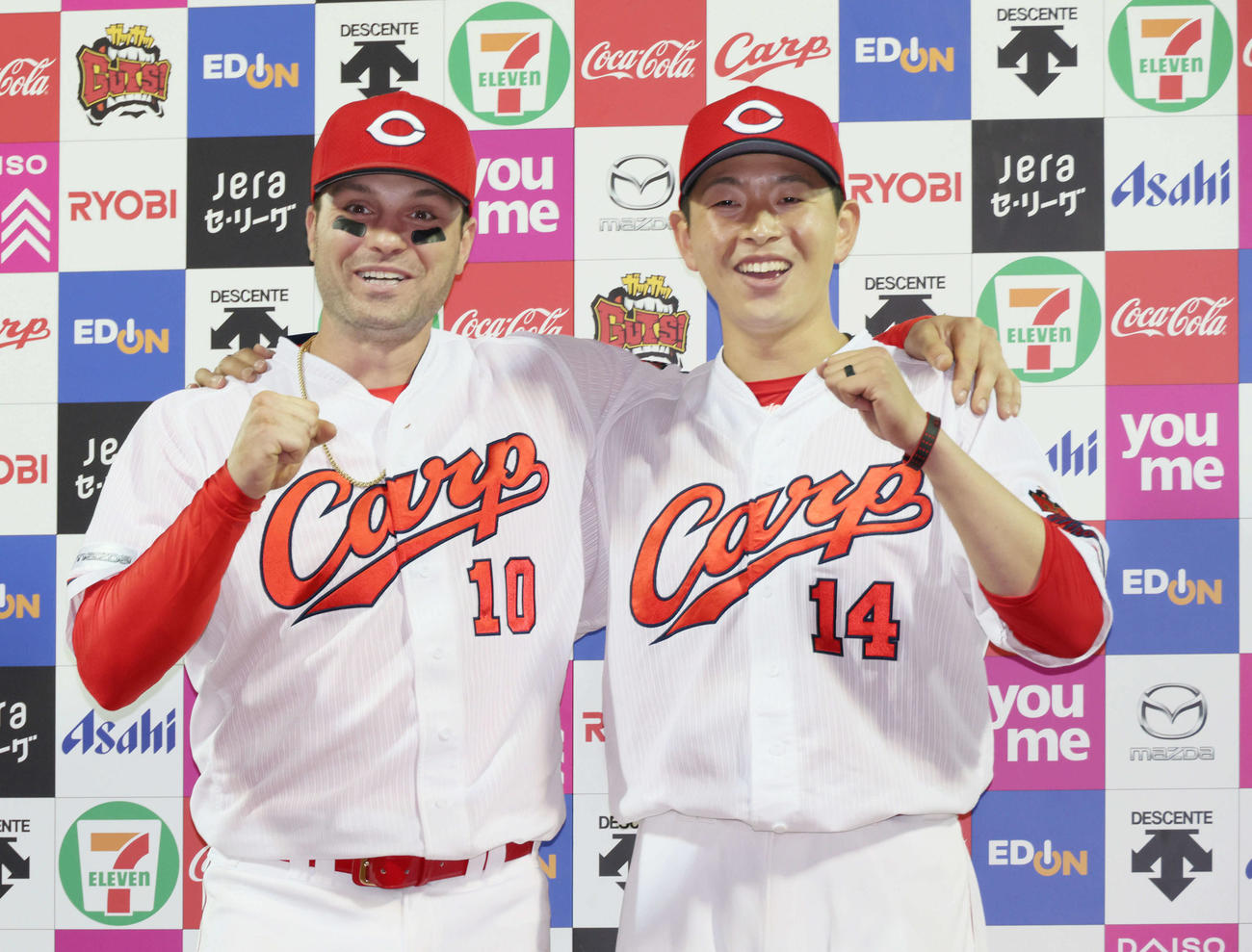 広島対DeNA　お立ち台で笑顔を見せる広島大瀬良（右）とマクブルーム（撮影・加藤孝規）