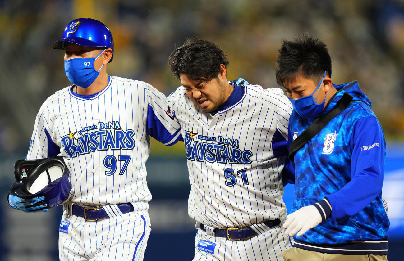 DeNA対阪神　8回裏途中、負傷交代するDeNA宮崎（中央）（2022年4月19日撮影）