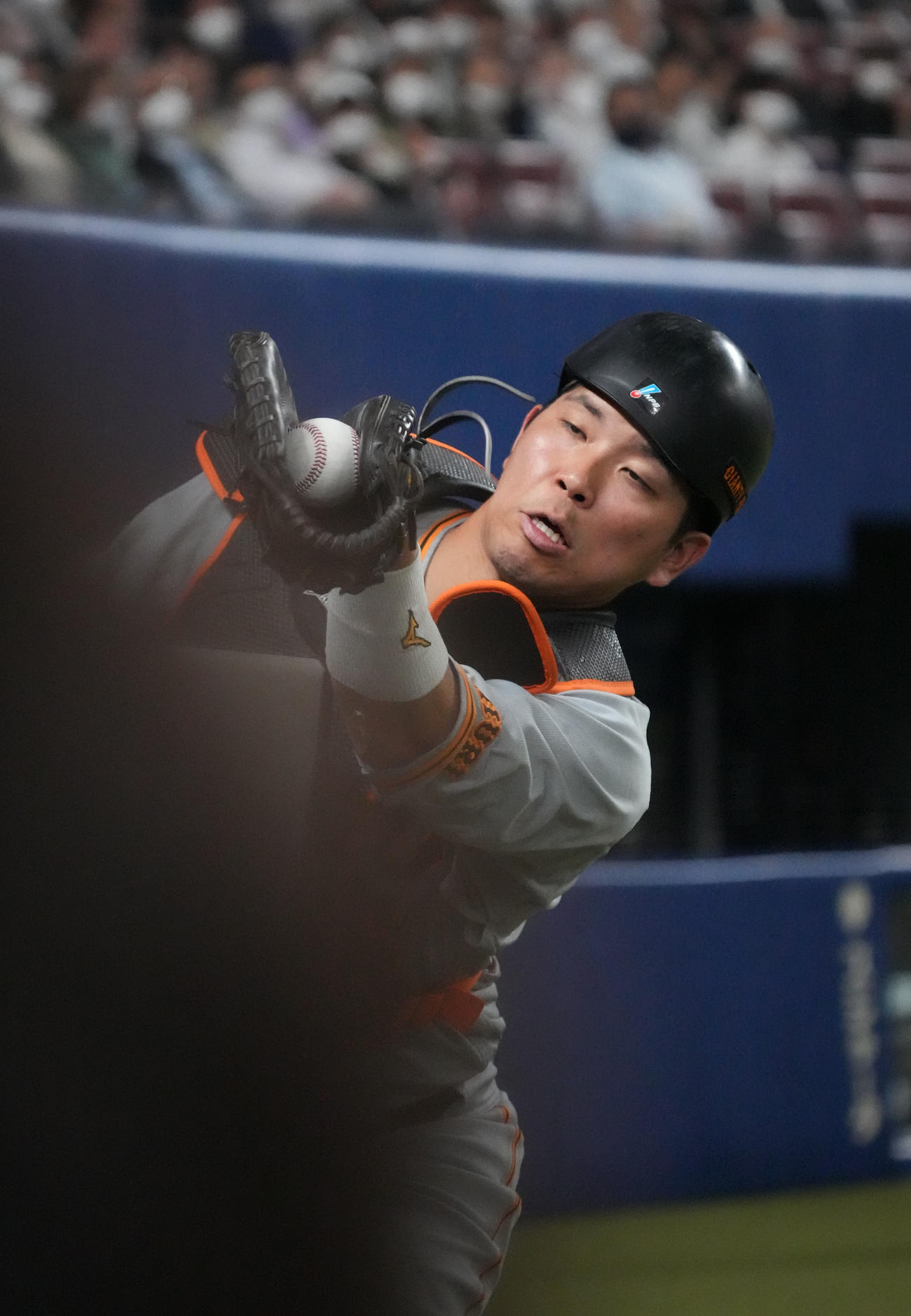 22日、中日対巨人　A・マルティネスの飛球を捕球する巨人大城（撮影・森本幸一）