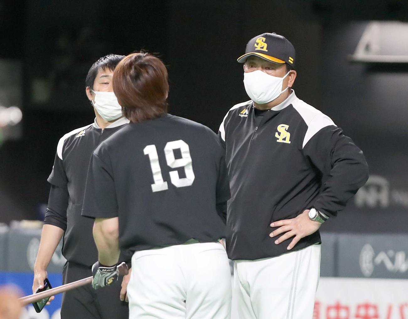 日本ハム対ソフトバンク　試合前、甲斐と話す藤本監督（撮影・黒川智章）