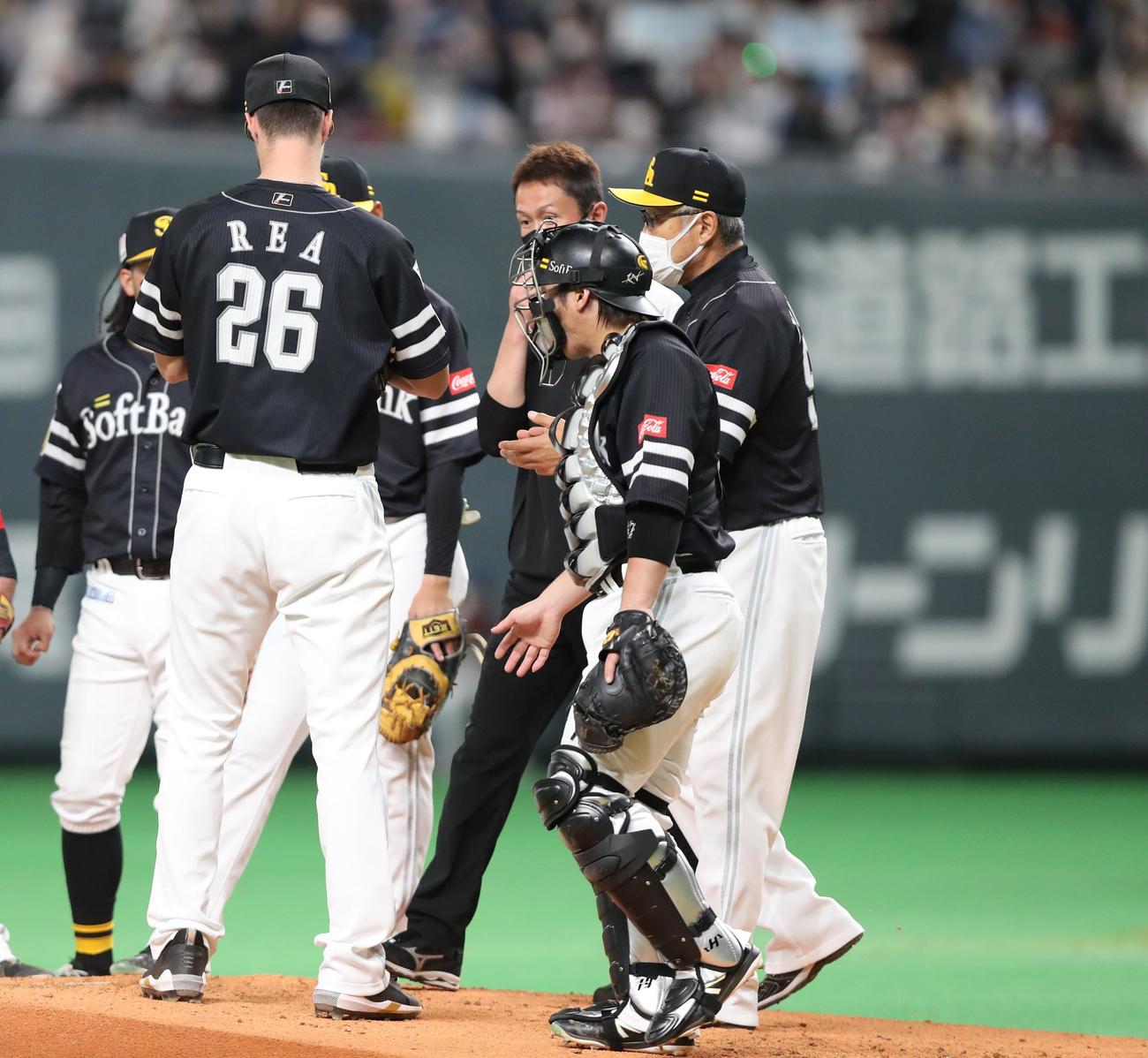 22日、日本ハム対ソフトバンク　2回裏、マウンドに行くソフトバンク甲斐（右から2人目）（撮影・黒川智章）