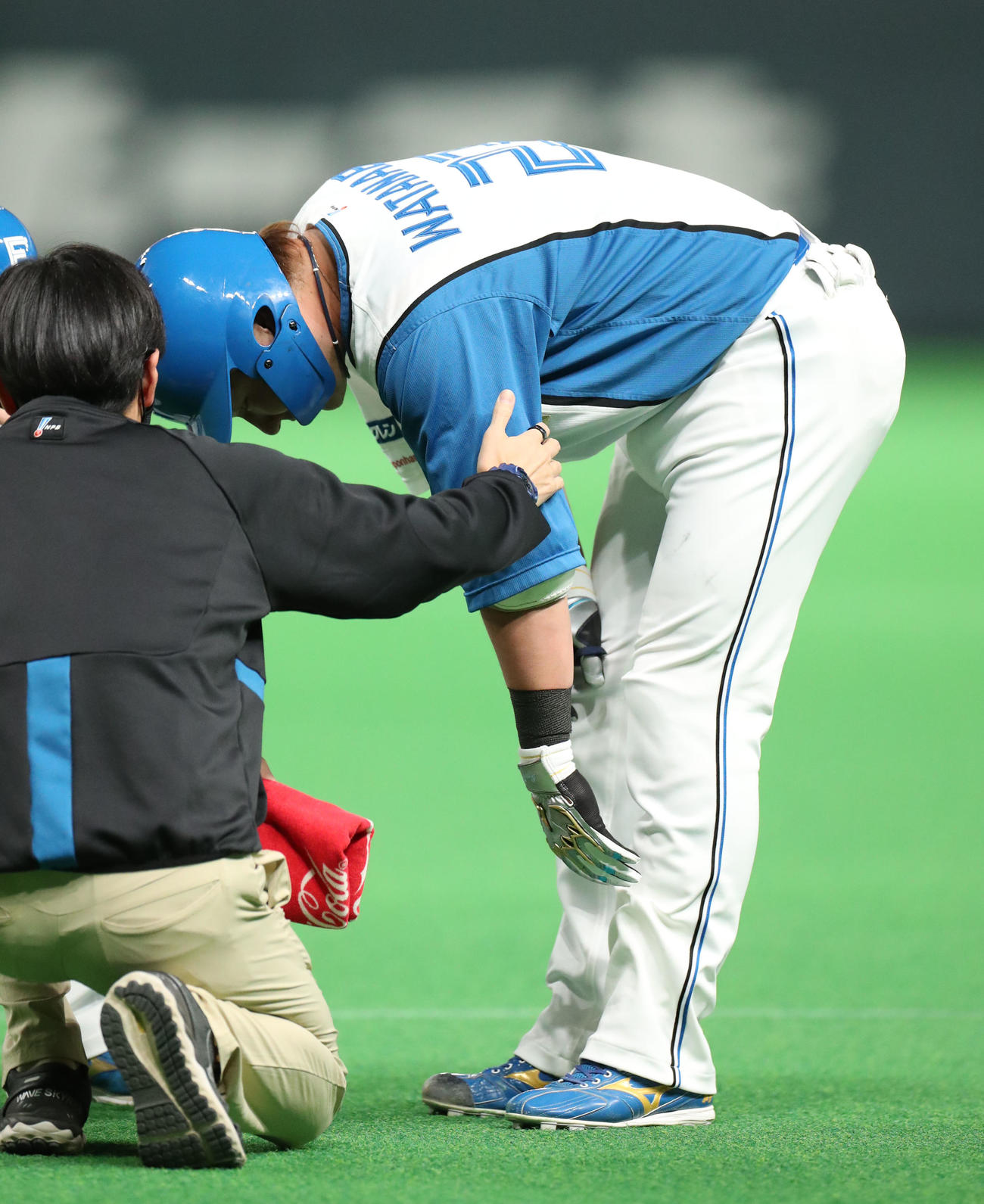 22日、ソフトバンク戦の1回裏、二ゴロを放ち一塁を駆け抜けた後に足を気にする渡辺
