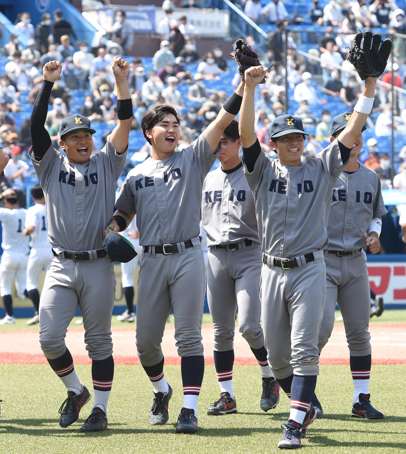 立大対慶大　決勝本塁打の慶大・広瀬（中央）はスタンドの声援に応える（撮影・柴田隆二）
