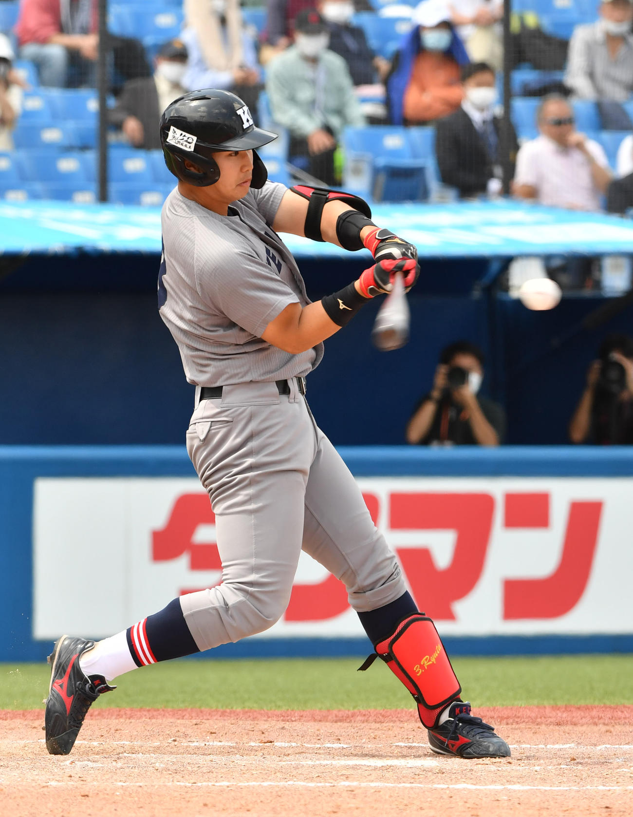 立大対慶大　8回裏慶大1死一、二塁、広瀬は左越えに本塁打を放つ（撮影・柴田隆二）