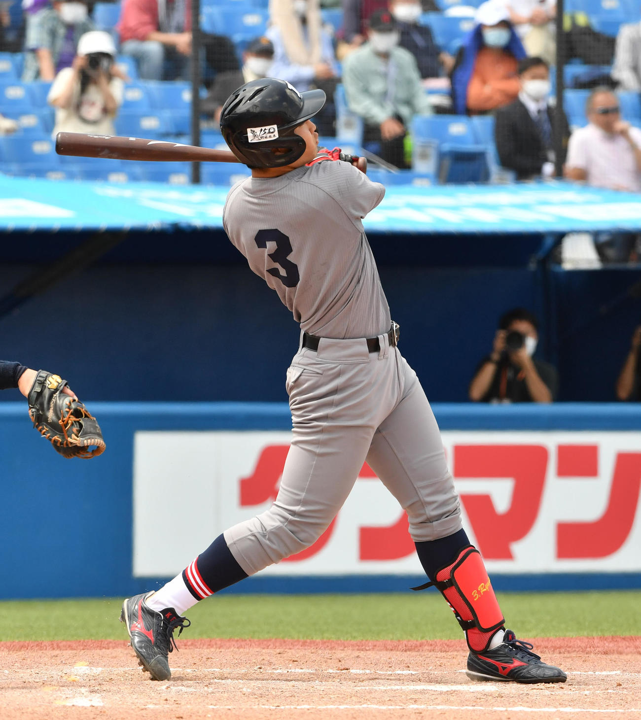 立大対慶大　8回裏慶大1死一、二塁、広瀬は左越えに本塁打を放つ（撮影・柴田隆二）