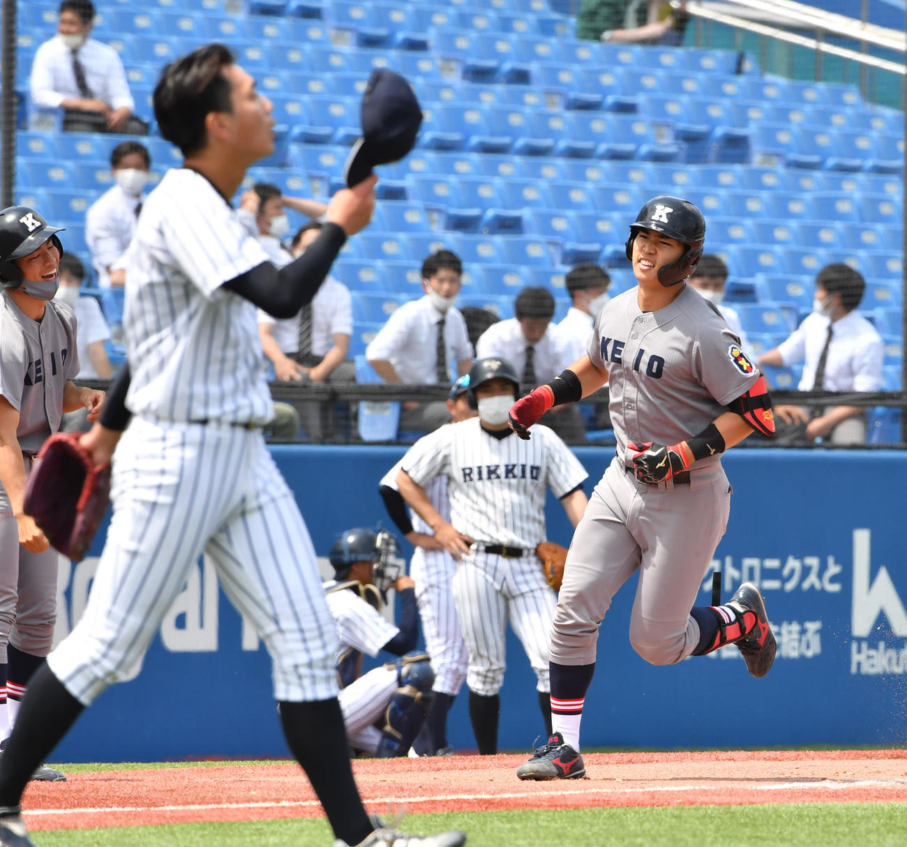 立大対慶大　8回裏慶大1死一、二塁、広瀬は左越えに本塁打を放ち生還する。左は島田（撮影・柴田隆二）