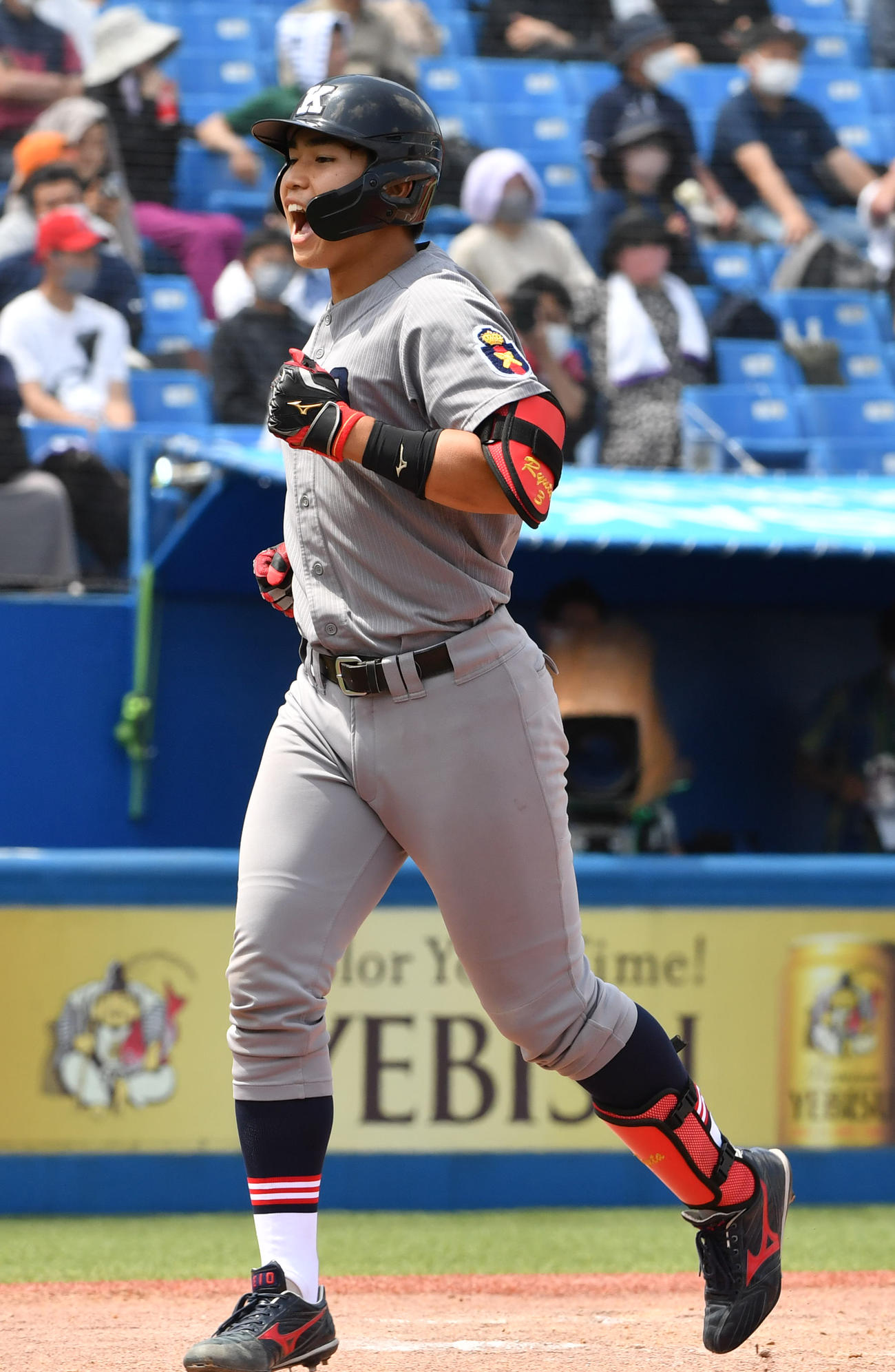立大対慶大　8回裏慶大1死一、二塁、広瀬は左越えに本塁打を放ち生還する（撮影・柴田隆二）