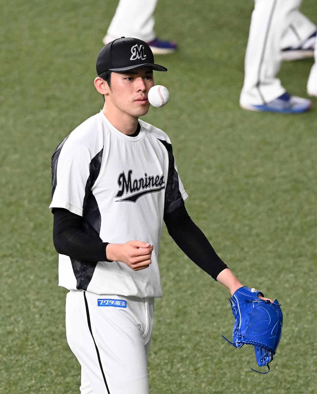 オリックス対ロッテ　キャッチボールを終えた佐々木朗（撮影・前岡正明）
