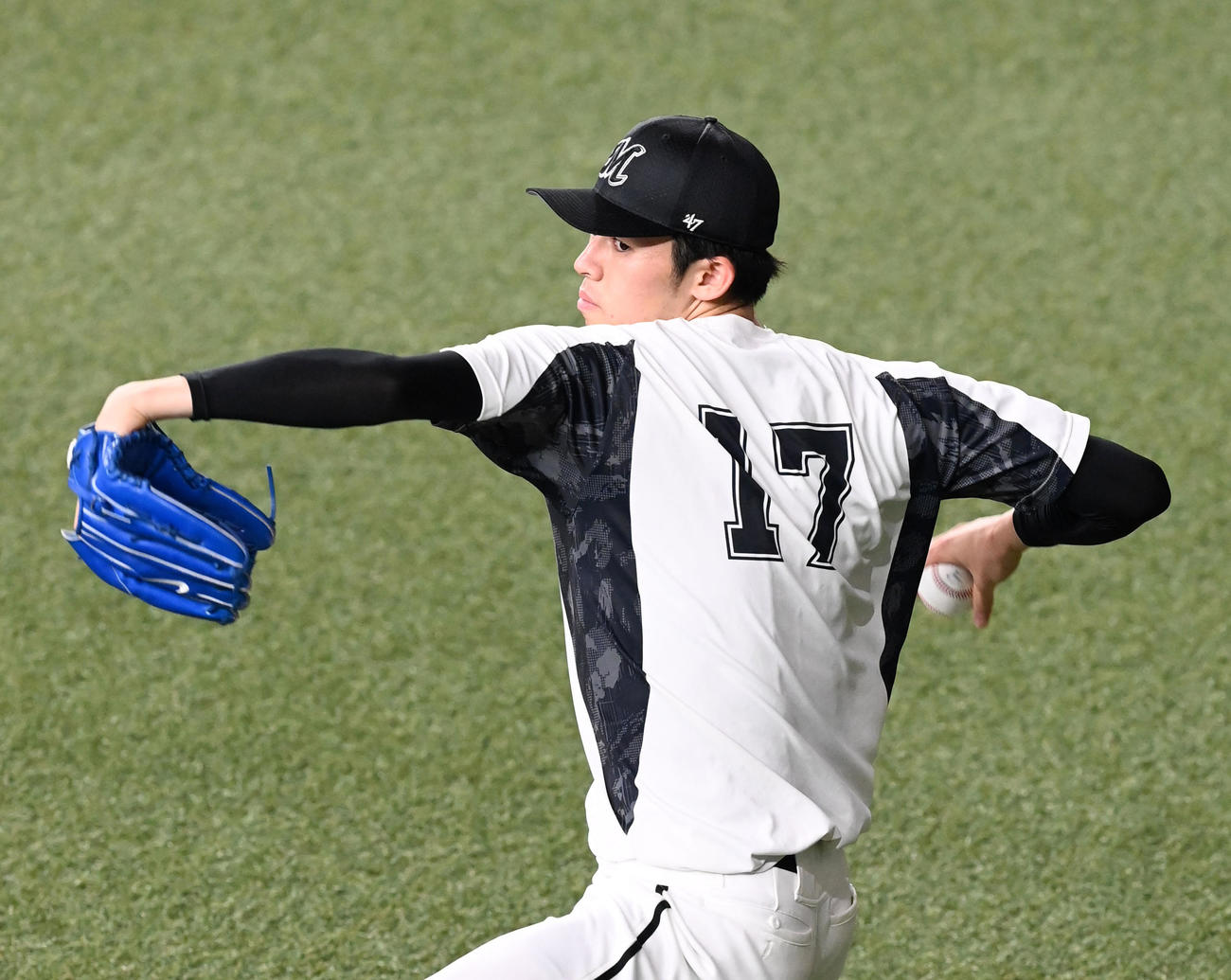 オリックス対ロッテ　力強いキャッチボールを行う佐々木朗（撮影・前岡正明）