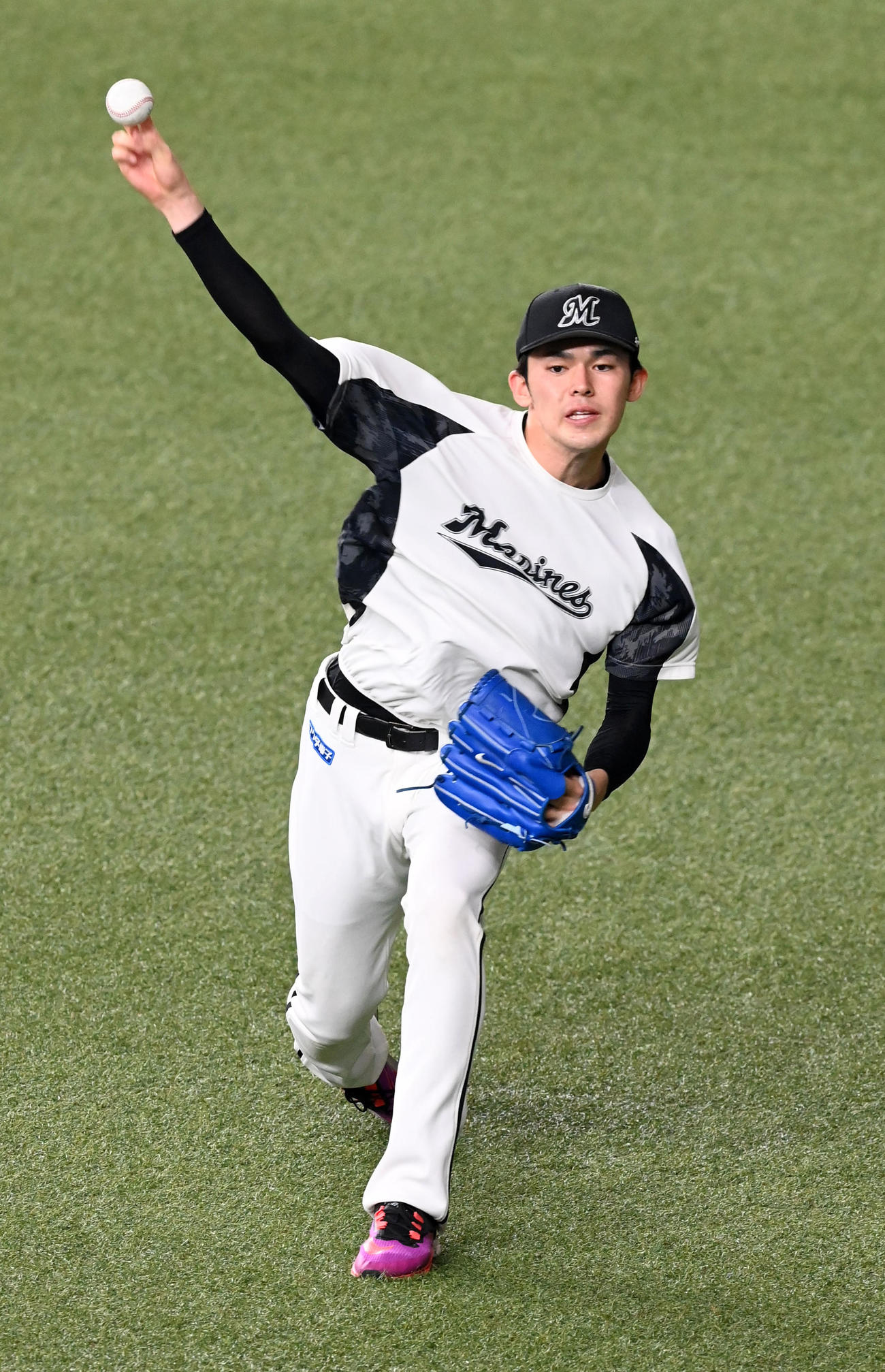 オリックス対ロッテ　力強いキャッチボールを行う佐々木朗（撮影・前岡正明）
