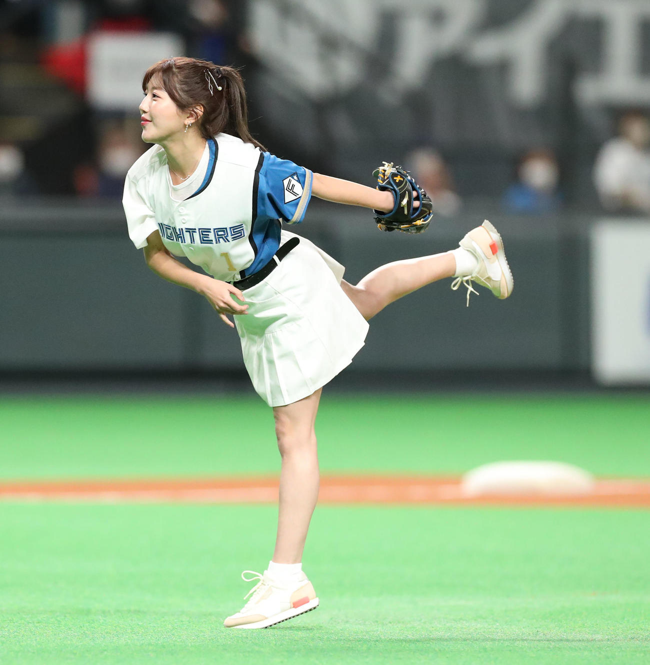 日本ハム対ソフトバンク　試合前、始球式を務める宮崎（撮影・佐藤翔太）