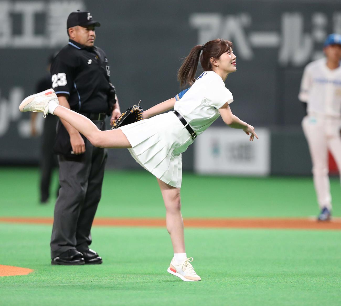 日本ハム対ソフトバンク　始球式を務める宮崎美穂（撮影・黒川智章）