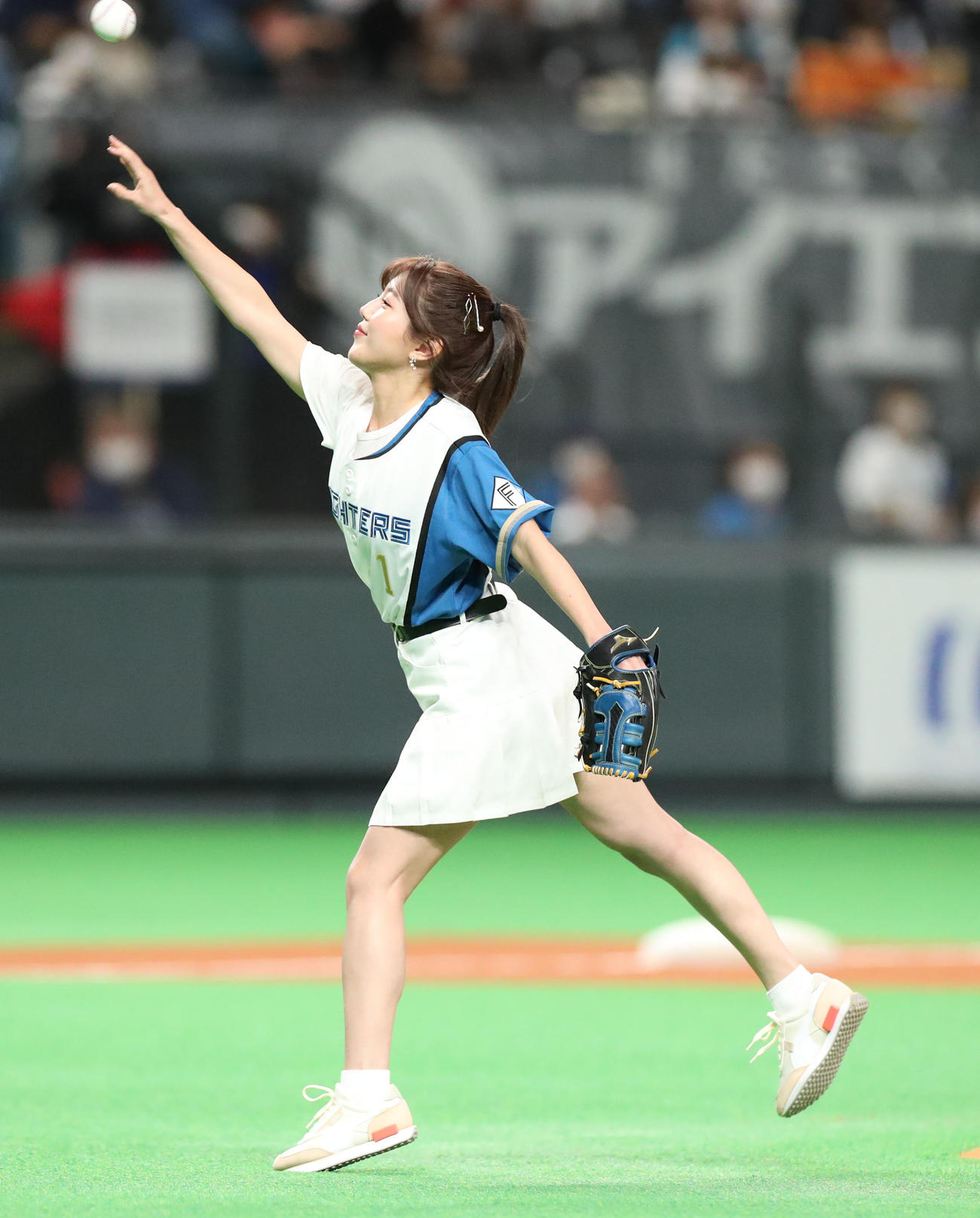 日本ハム対ソフトバンク　試合前、始球式を務める宮崎（撮影・佐藤翔太）