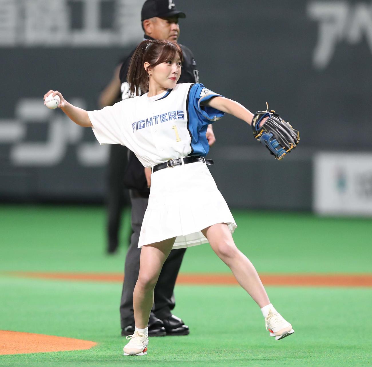 日本ハム対ソフトバンク　始球式を務める宮崎美穂（撮影・黒川智章）