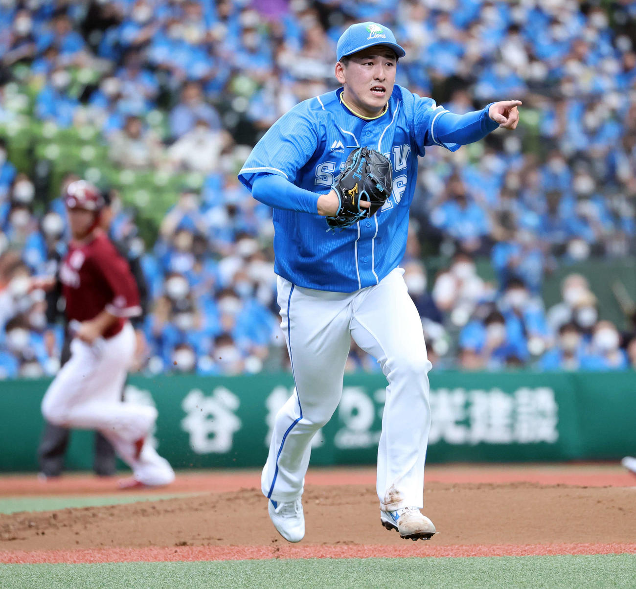 1回表楽天2死満塁、鈴木大を一塁ゴロに仕留めたは西武先発の隅田は一塁を指さしダッシュする（撮影・浅見桂子）