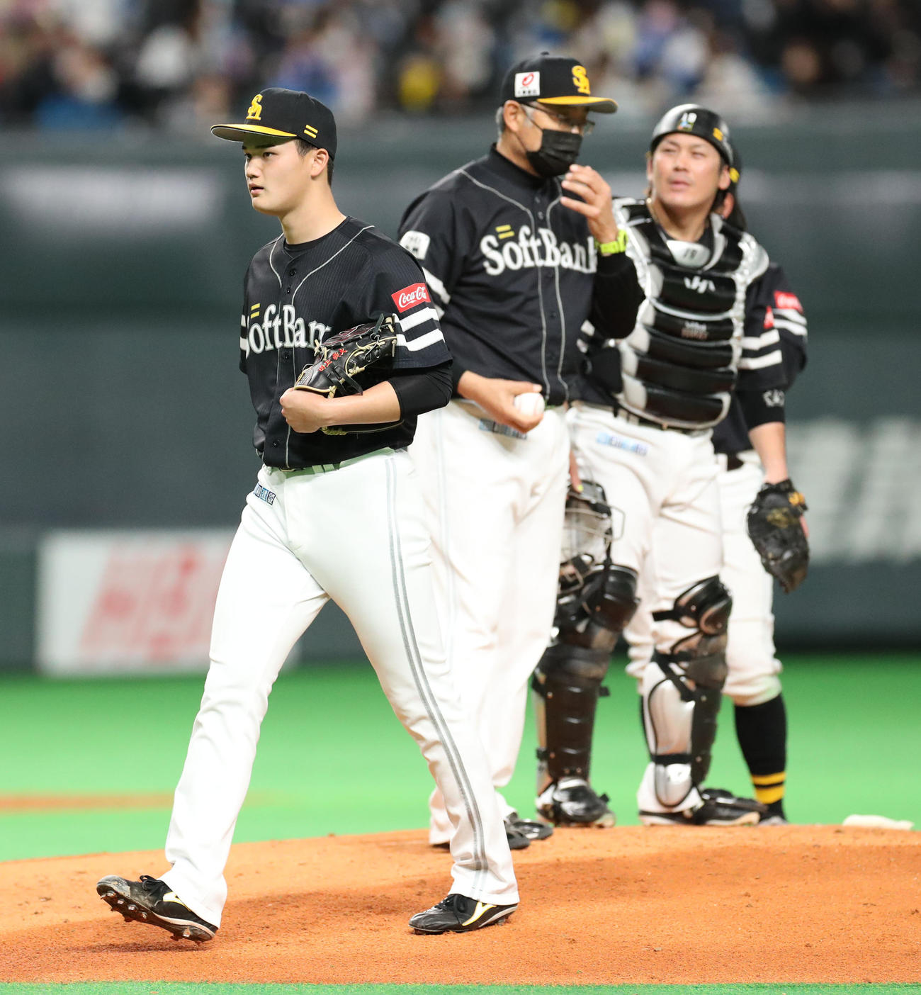 日本ハム対ソフトバンク　2回途中で降板するソフトバンク田上（撮影・佐藤翔太）