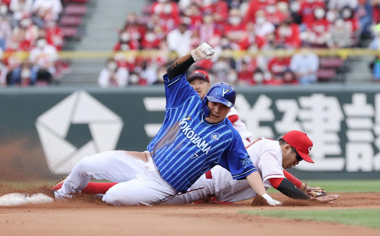 広島対DeNA 6回表DeNA1死一塁、ネフタリ・ソトの右前打も、末包の二塁への好返球で、一走の佐野はアウト。ベースカバーは小園（撮影・加藤孝規）