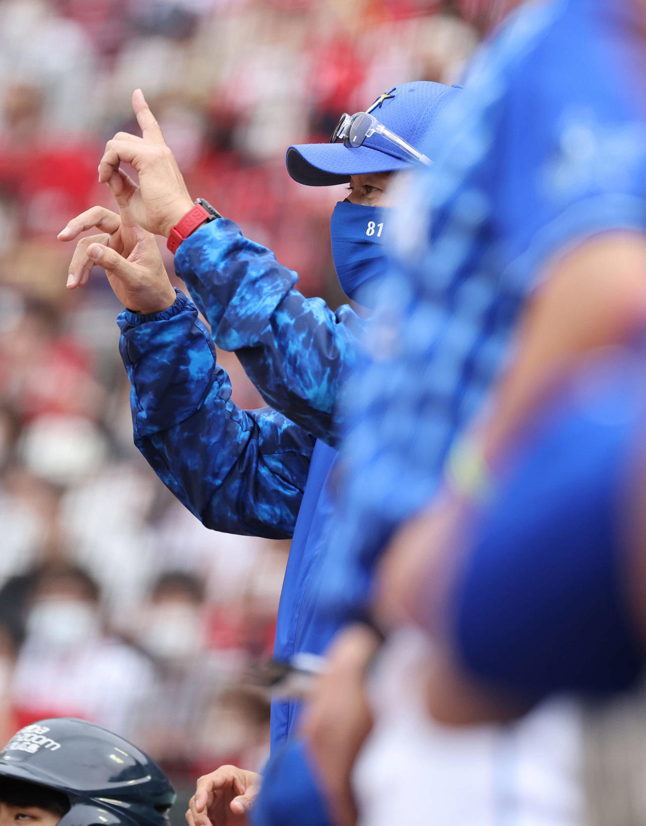 広島対DeNA 6回表DeNA1死一塁、ネフタリ・ソトの右前打も、末包の二塁への好返球で、一走の佐野はアウト。三浦監督がリクエストも覆らず（撮影・加藤孝規）