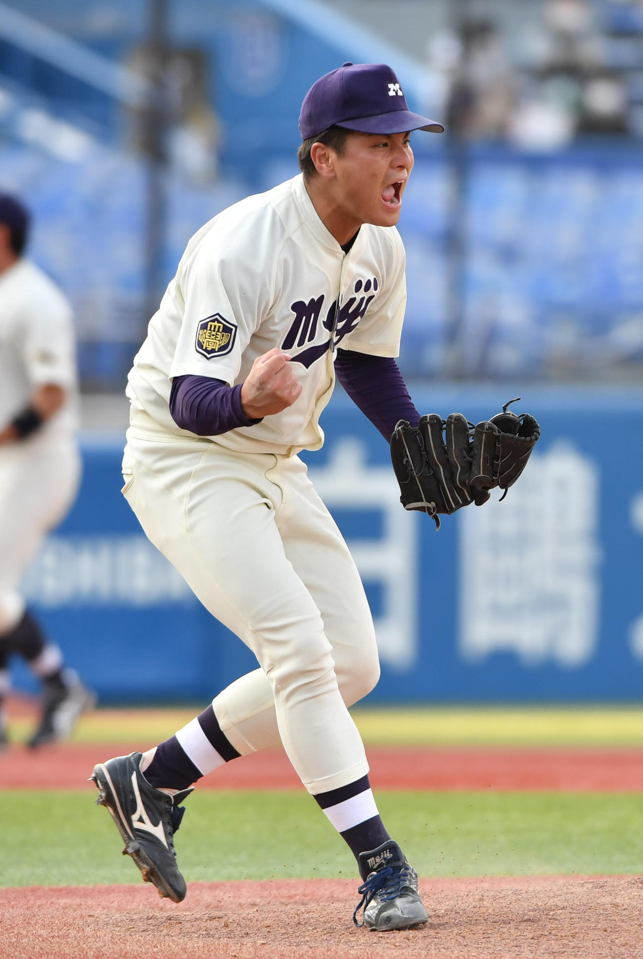 明大対早大　完投勝利を挙げた明大・蒔田はガッツポーズする（撮影・柴田隆二）