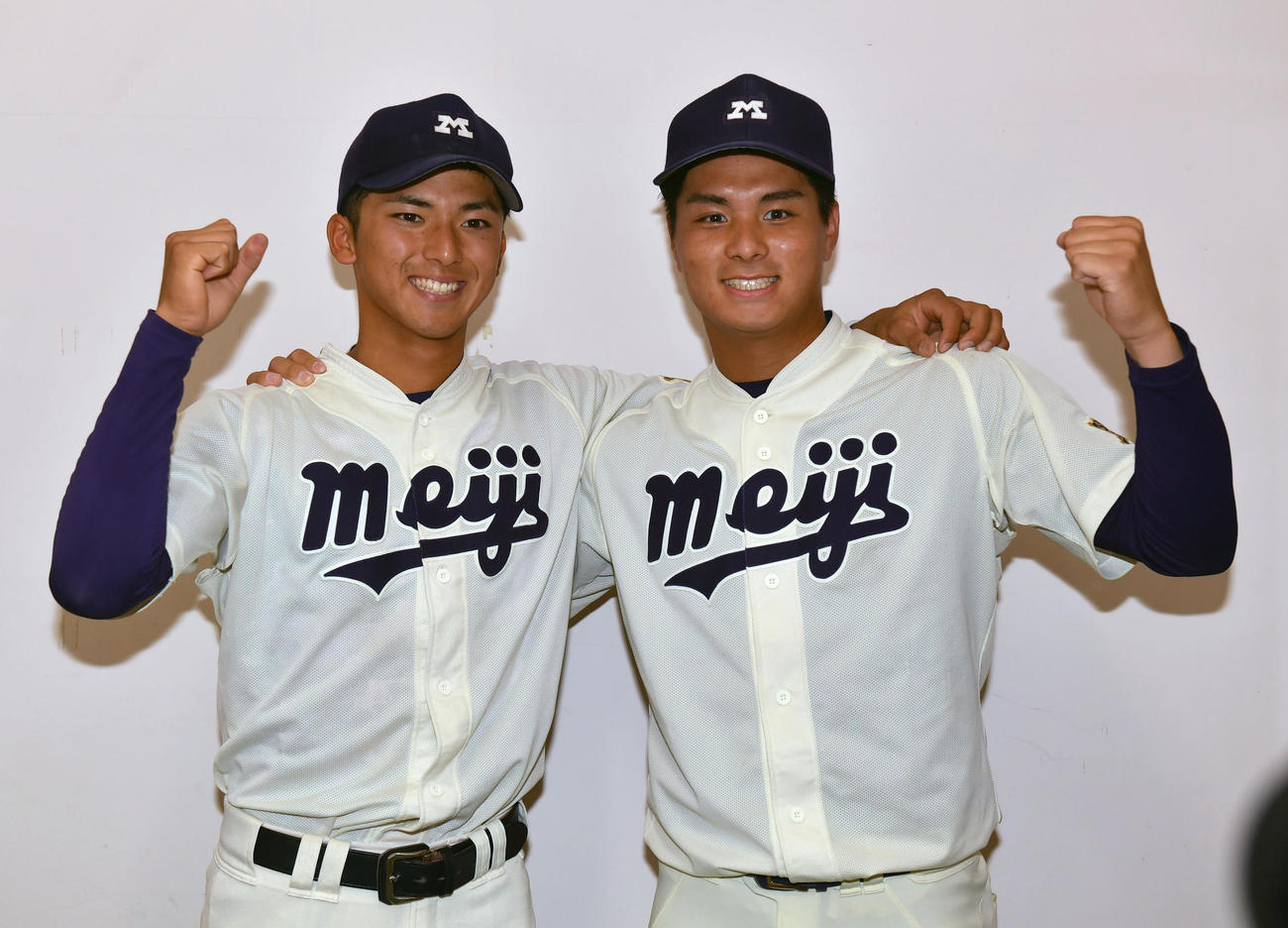 明大対早大　3安打の活躍の明大・宗山（左）と完投勝利蒔田は仲良くガッツポーズする（撮影・柴田隆二）