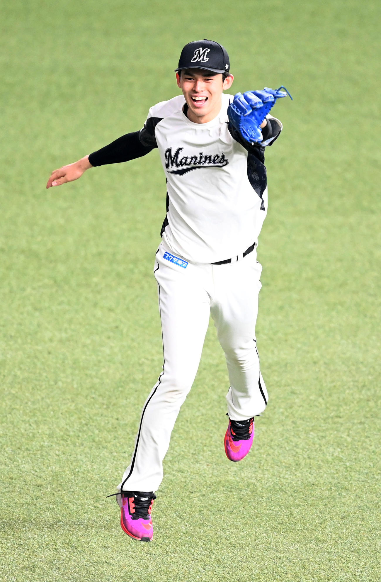 オリックス対ロッテ　練習で笑顔を見せるロッテ佐々木朗（撮影・前岡正明）