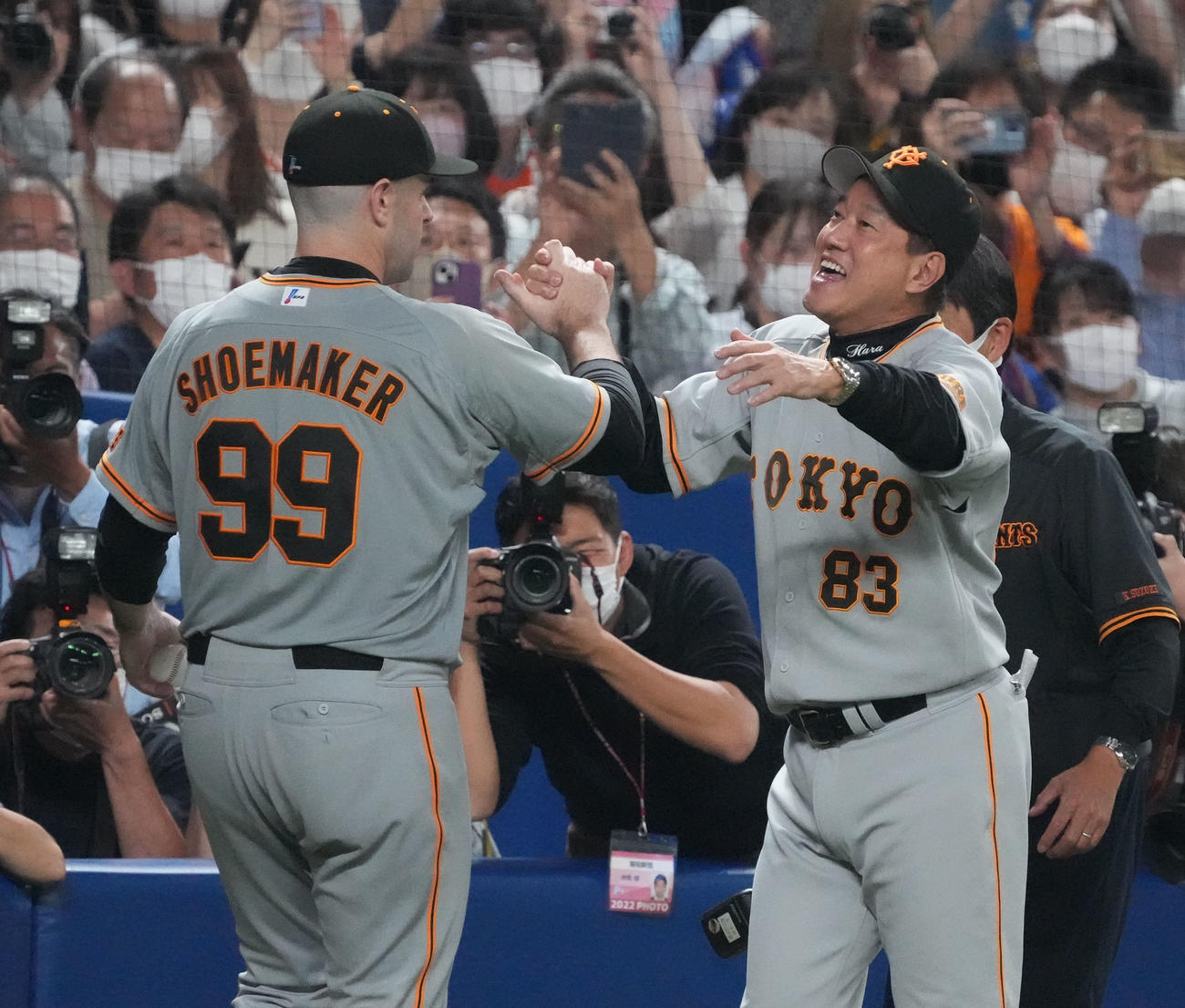 中日対巨人　試合終了、完封勝利のシューメーカーを迎える原監督（右）（撮影・森本幸一）