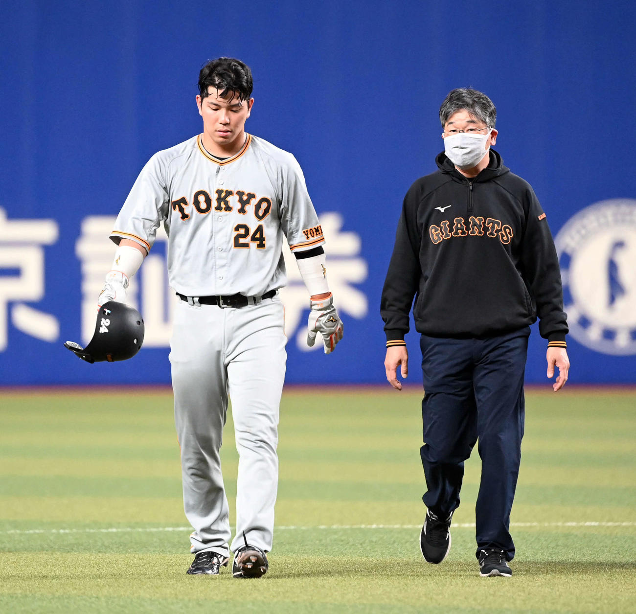 中日対巨人　6回表巨人無死一、二塁、アクシデントに見舞われベンチに下がる大城（撮影・たえ見朱実）