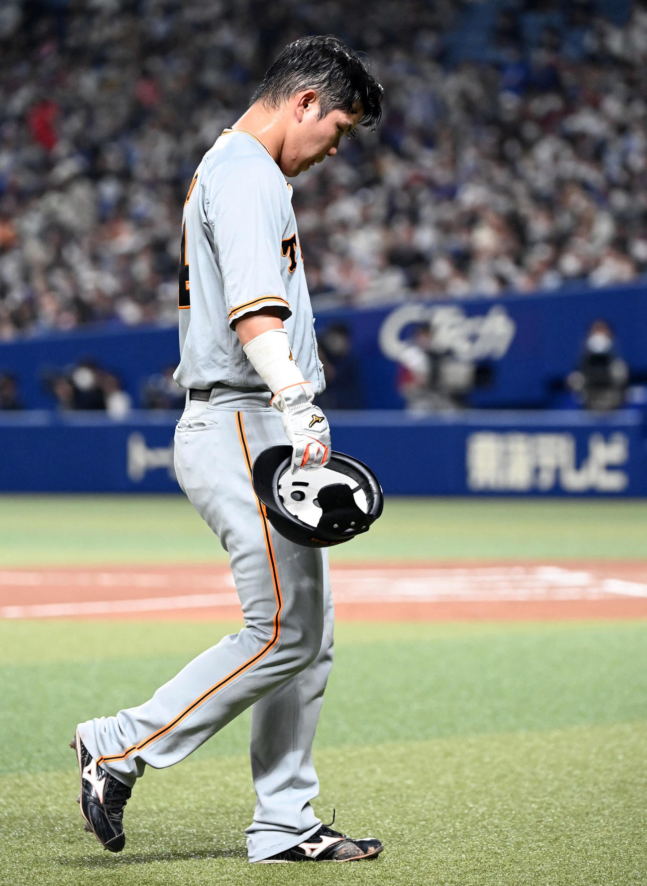 中日対巨人　6回表巨人無死一、二塁、アクシデントに見舞われベンチに下がる大城（撮影・たえ見朱実）