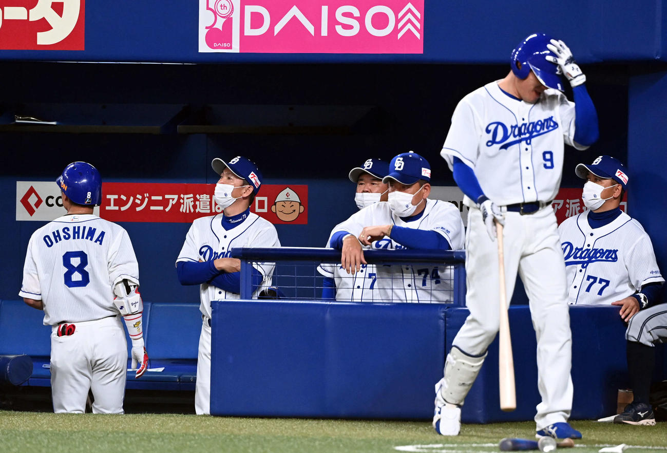中日対巨人　巨人に連敗し厳しい表情の中日立浪和義監督（左から2人目）ら首脳陣（撮影・たえ見朱実）