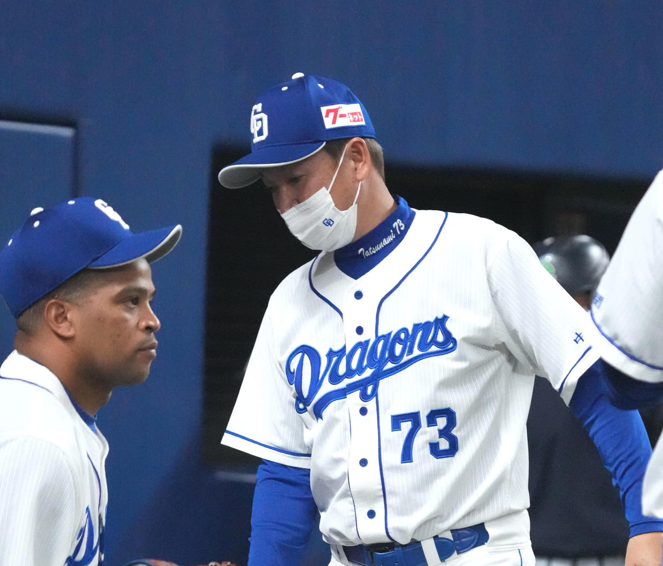 6回裏中日攻撃終了、選手交代を告げベンチへ戻る立浪監督（撮影・森本幸一）