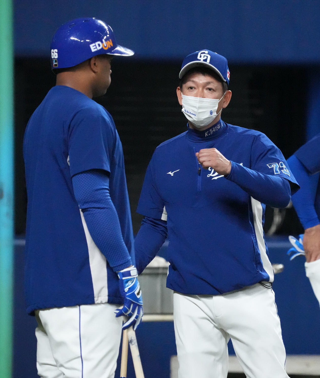 試合前練習でビシエドに言葉をかける立浪監督（右）（撮影・森本幸一）